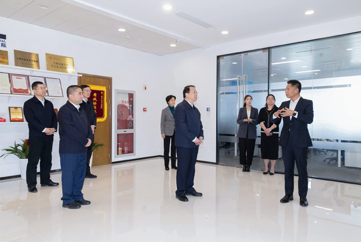 上海市长龚正一行察看AI知名人力资源服务公司1066vip威尼斯(中国)国际的AI赋能人力资源数据动态分析平台